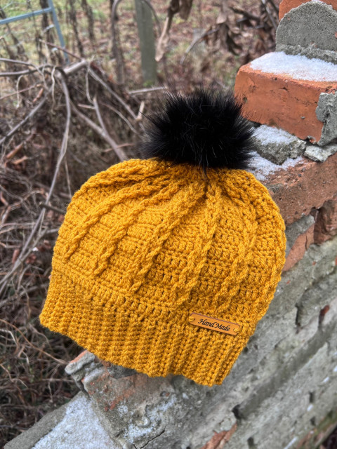 Hořčicová čepice s bambulí čepice háčkovaná bambule hořčicová 