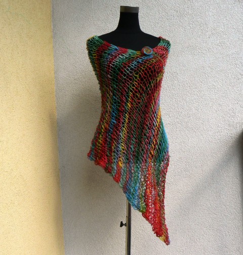 Ručně předené pončo duhové brož barevné háčkovaná přírodní vlna předení produkt pončo nákrčník pléd poncho předená ovčí vlňák vlňáček vlněná bio bez chemie eko 