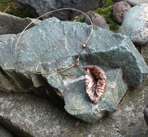 Listový náhrdelník drát měď 