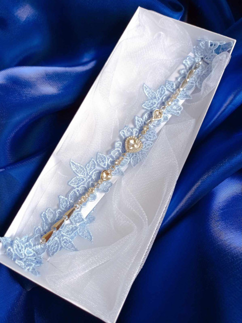 PODVAZEK - krajkový v krabičce srdce modrý dárek květina modrá srdíčko elegantní bílá láska růže svatba kytička krajka nohy sexy bílý svatební štěstí růžička romantický štras dárkový nevěsta ženich závoj wedding pás podvazek zvyky hochzeit svatební šaty štrasový podvazkový 