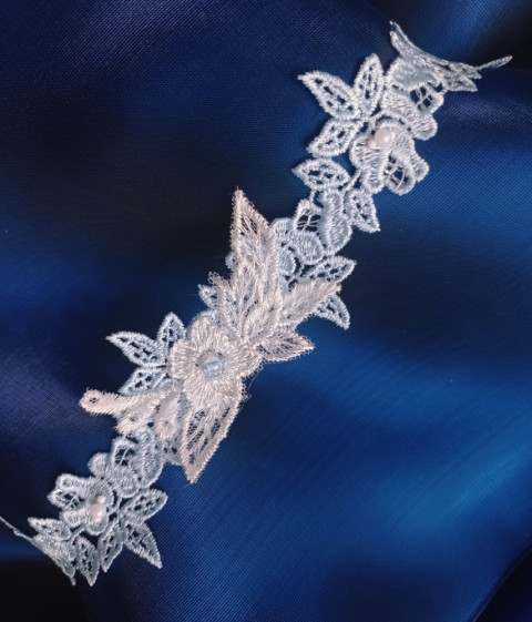 Podvazek krajkový něžný srdce modrý dárek květina modrá srdíčko elegantní bílá láska růže svatba kytička krajka nohy sexy bílý svatební štěstí růžička romantický štras dárkový nevěsta ženich závoj wedding pás podvazek zvyky hochzeit svatební šaty štrasový podvazkový 