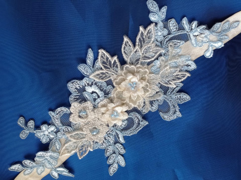 Podvazek ivory - modrý modrý dárek květina modrá srdíčko elegantní bílá láska růže svatba kytička krajka nohy sexy bílý svatební štěstí růžička romantický štras dárkový nevěsta ženich ivory závoj wedding pás podvazek zvyky hochzeit svatební šaty štrasový podvazkový 