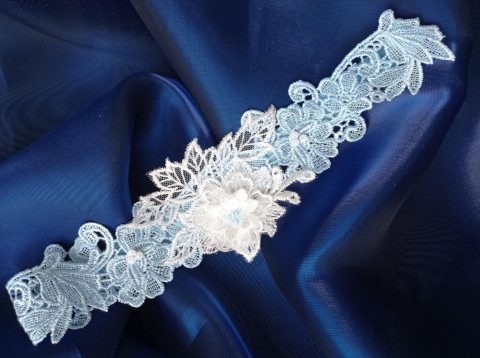 Nebesky modrý PODVAZEK krajkový srdce modrý dárek květina modrá srdíčko elegantní bílá láska růže svatba kytička krajka nohy sexy bílý svatební štěstí růžička romantický štras dárkový nevěsta ženich závoj wedding pás podvazek zvyky hochzeit svatební šaty štrasový podvazkový 