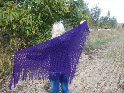 Borůvkový - háčkovaný šátek jarní letní deka přehoz háčkovaný tmavě zimní fialový šátek podzimní pléd ples plesový celoroční kroj krojový ke kroji 