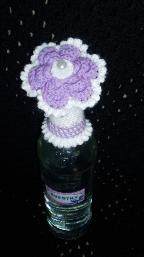 Kytička-ozdoba na láhev na dárek vánoce fialová háčkovaná čepička bílá vánoční velikonoce ozdoba kytička perličky láhev velikonoční návlek 