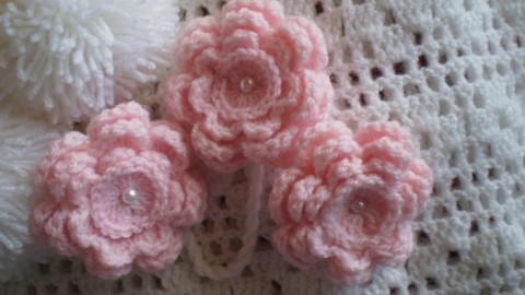Malá háčkovaná brož-růžová brož spona dárek růžová háčkovaná květinka květ ozdoba kytička brožka kvítek 