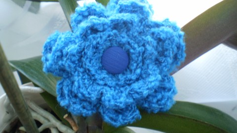 Háčkovaná brož modrá brož spona modrá háčkovaná ozdoba kytička brožka 