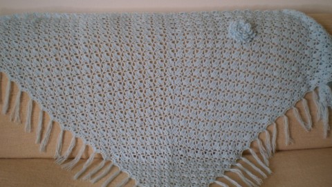 Modrásek letní háčkovaný šátek brož modrý dárek modrá jarní letní přehoz háčkovaný zimní třásně šátek podzimní pončo nákrčník pléd vzor světle krajkový celoroční vzorovaný s třásněmi kroj krojový ke kroji 