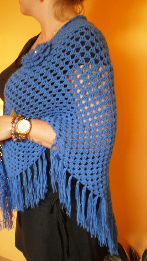 Středně modrý - háčkovaný šátek modrý dárek jarní letní přehoz háčkovaný zimní háčkované šátek podzimní pončo nákrčník pléd celoroční středně kroj krojový ke kroji středněmodrý 