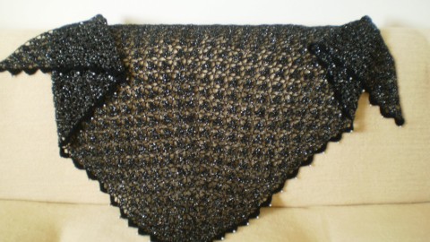 Se stříbrnou nitkou-háčkovaný šátek dárek stříbrný jarní letní přehoz háčkovaný extravagantní zimní šátek podzimní černý pléd celoroční černostříbrný bohémský 