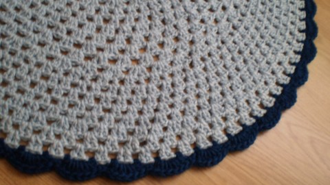 Háčkovaný kobereček průměr 80 cm koberec modrý dárek háčkovaný podložka recy kobereček 