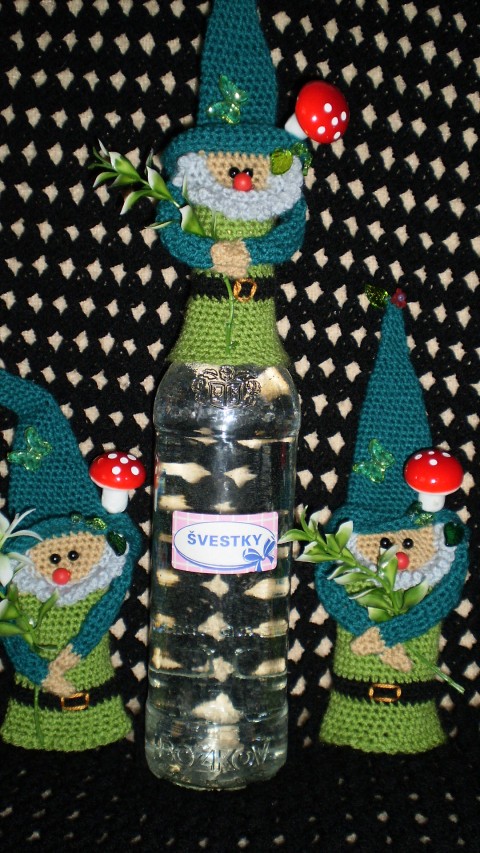 Skřítek-háčkovaná ozdoba na láhev dekorace dárek vánoce narozeniny svátek háčkovaný ozdoba skřítek 