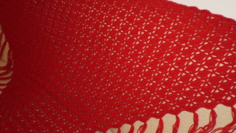 Královská červená - háčkovaný šátek přehoz elegantní háčkovaný tmavě červený veselý šátek pléd hravý celoroční královský 