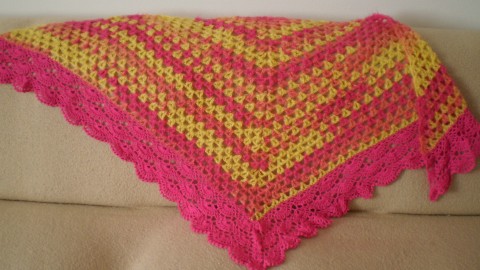 Výrazný - háčkovaný šátek přehoz háčkovaný žlutý růžový barevný výrazný šátek nákrčník pléd 
