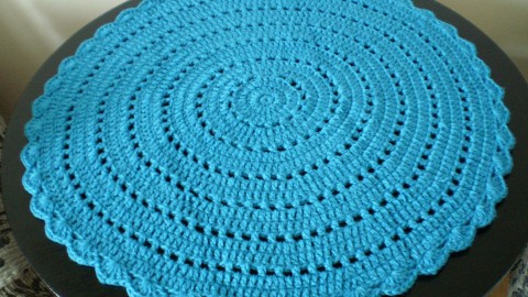 Háčkovaný modrý kobereček pr. 63 cm koberec modrý háčkovaný kulatý kobereček předložka 