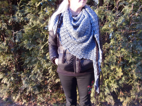 Tmavě šedý háčkovaný šátek dárek přehoz háčkovaný tmavě extravagantní šedý šátek pléd 