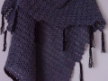 Tmavě šedý háčkovaný šátek