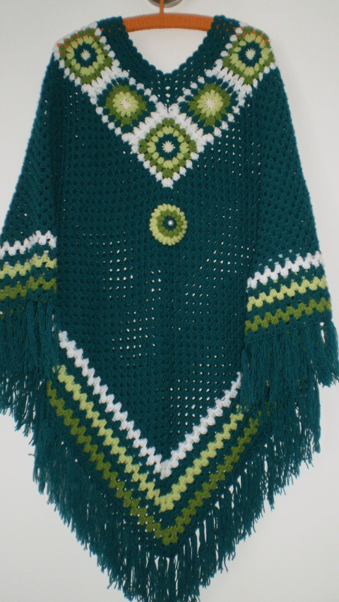 Háčkované pončo zelené zelené háčkované pončo 