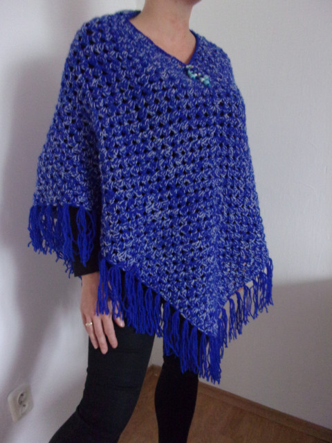 Pončo modrošedé háčkované barevné pončo modrošedé 