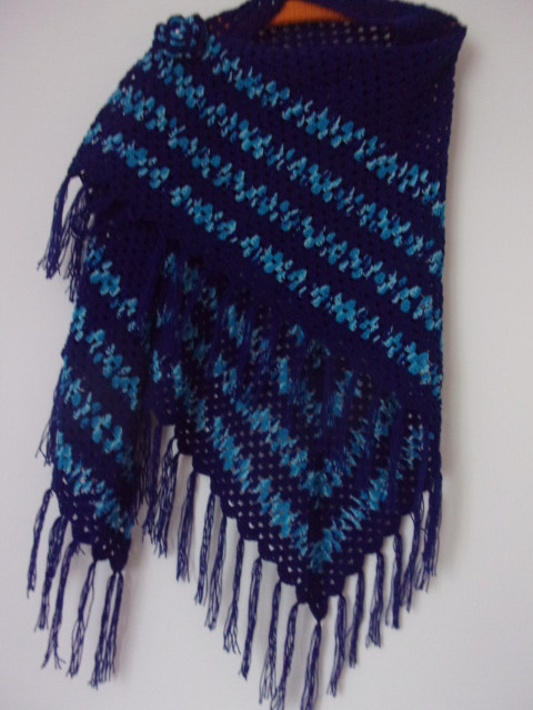 Tmavě modrý melír - háčkovaný šátek modrý dárek přehoz háčkovaný pruhovaný šátek nákrčník pléd melír celoroční melírovaný 