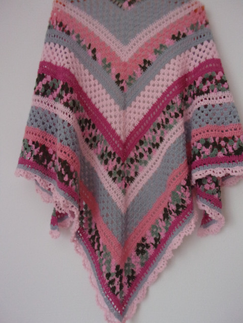 Růžová a šedá - háčkovaný šátek dárek přehoz háčkovaný růžový šedý barevný šátek pončo nákrčník pléd malinový celoroční 