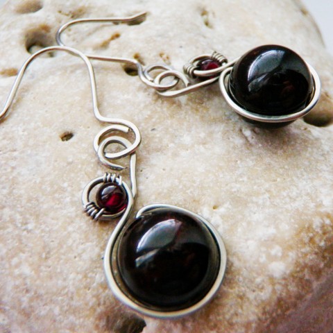 Granátové pokušení náušnice granát hypoalergenní tepané ochranné chirurgická ocel 