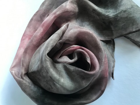 malovaná šála Šedorůžová elegance šála hedvábná šedorůžová 