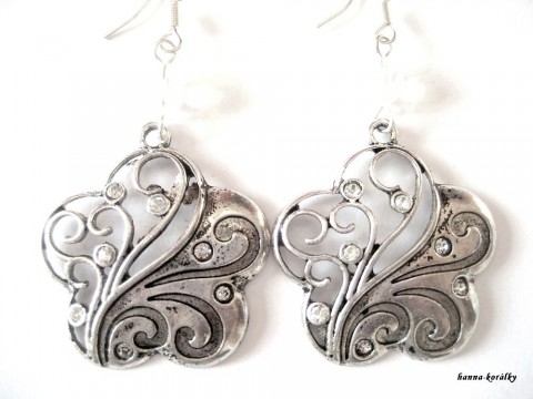 Náušnice - květy s bílými kamínky kamínky náušnice třpytky platina starostříbro stříbrné filigrán šatony filigránové 