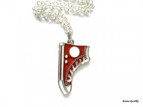 Řetízek s červenou teniskou přívěsek stříbrný dětský řetízek bižuterní converse kecka teniska 