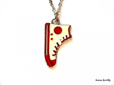 Řetízek s bíločervenou teniskou přívěsek stříbrný holčičí dětský řetízek bižuterní kitty hello helo kity 