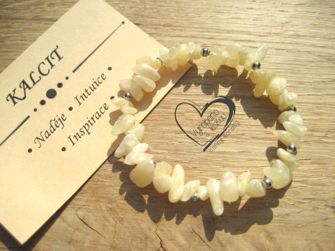 PRUŽNÝ NÁRAMEK S MINERÁLEM - KALCIT náramek minerál gumička zlomky minerální sekaný 