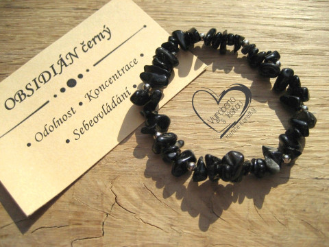 NÁRAMEK S MINERÁLEM OBSIDIÁN ČERNÝ náramek minerál gumička zlomky minerální sekaný 