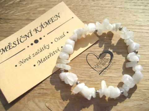 PRUŽNÝ NÁRAMEK - MĚSÍČNÍ KÁMEN náramek minerál gumička zlomky minerální sekaný 