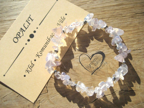 PRUŽNÝ NÁRAMEK - OPALIT RŮŽOVÝ náramek minerál gumička zlomky minerální sekaný 