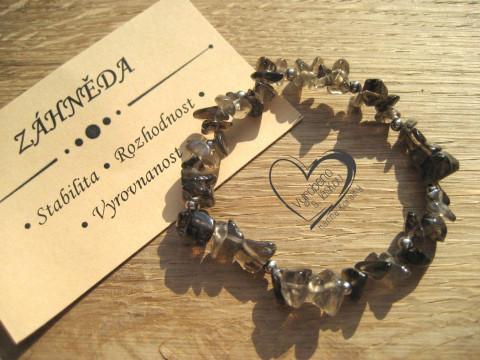 PRUŽNÝ NÁRAMEK - ZÁHNĚDA náramek minerál gumička zlomky minerální sekaný 