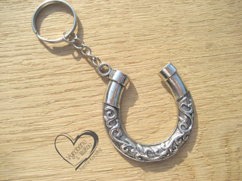 KLÍČENKA - PŘÍVĚSEK - PODKOVA stříbrný doplněk medvídek medvěd klíče klíčenka platina starostříbro modní plyšový na kabelku platinový 