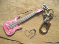 KLÍČENKA - PŘÍVĚSEK - KYTARA RŮŽOVÁ