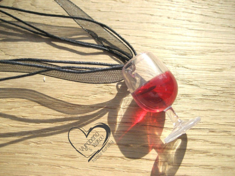 NÁHRDELNÍK ČERVENÉ VÍNO na černé š. náhrdelník víno vinná sklenička 
