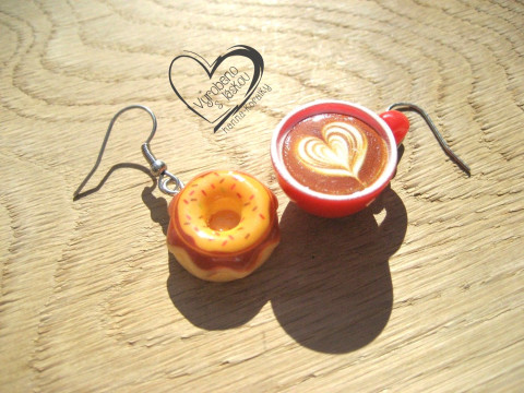 ČERVENÉ CAPPUCCINO S DONUTEM veselé hravé sranda náušnice 