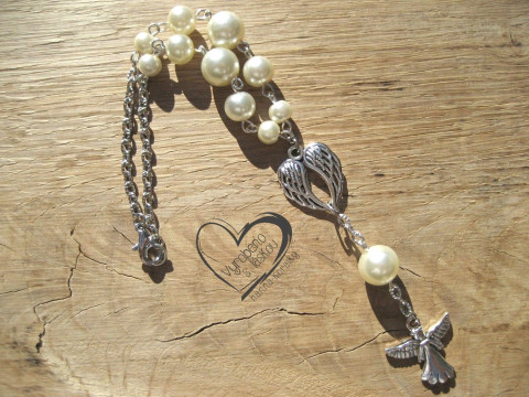 Smetanový autorůženec s andělíčkem talisman růženec ochrana amulet ochranný do auta řidič autorůženec na cestách 