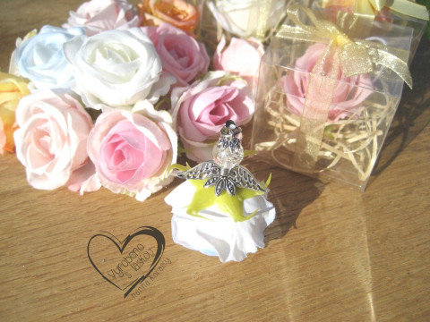 Anděl růžička v dárkovém balení 6. přívěsek anděl andílek křídla andělíček andělé andílci andělíčci na mobil andělské na klíče na peněženku 