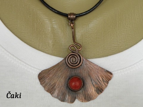 Jinan dvoulaločný s korálem korál přívěšek měď měsíc jinan 