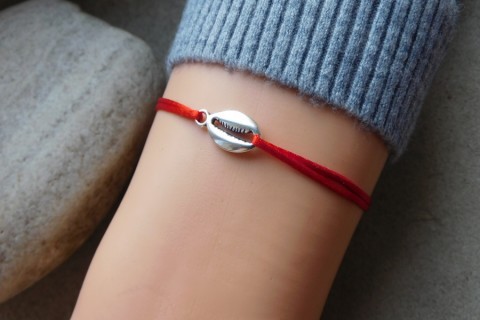 Náramek - Mušlička náramek modrá stříbrné malinkéí červená nerezová kulička. 
