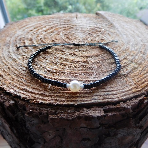 Náramek jemný s perličkou náramek korálky perlička satén 