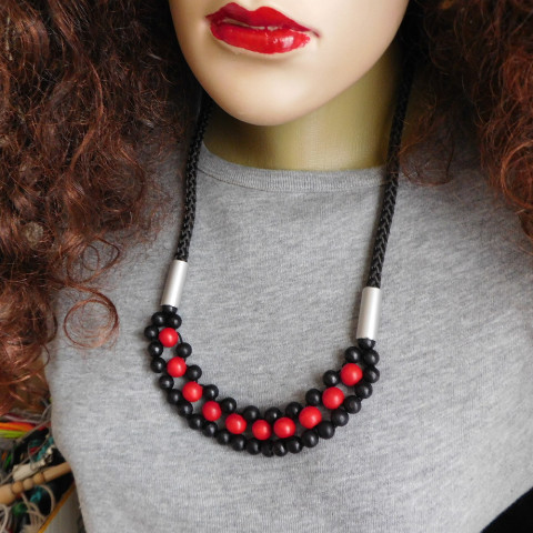 Náhrdelník korálkový dřevo jednoduchost černé lano 