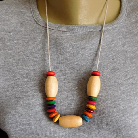 Náhrdelník dřevěný s barvičkami dřevo náhrdelník barvičky 