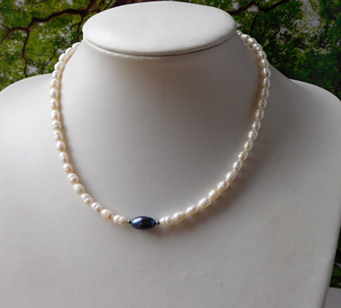 Náhrdelník perličkový s tmavou.... náhrdelník nerez bílé perly tmavá perla 