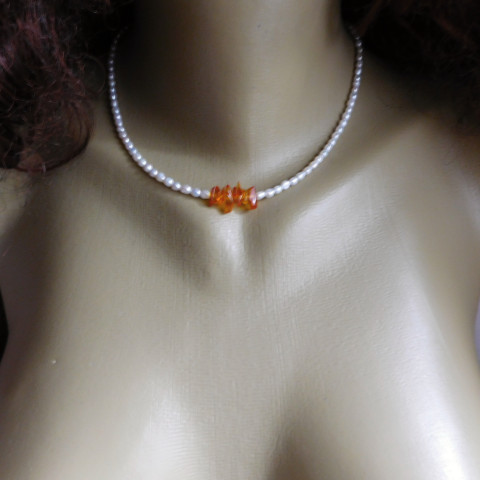 Náhrdelník - perličky s jantarem náhrdelník nerez jantar bílé perly 