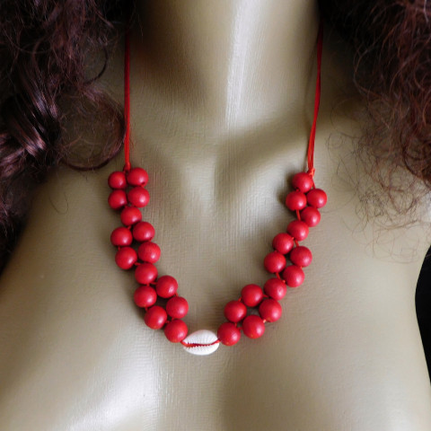 Náhrdelník červený s mušličkou dřevo náhrdelník mušle červený delší 