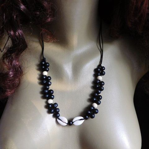 Náhrdelník se dvěma mušlemi.... dřevo náhrdelník mušle černá delší 